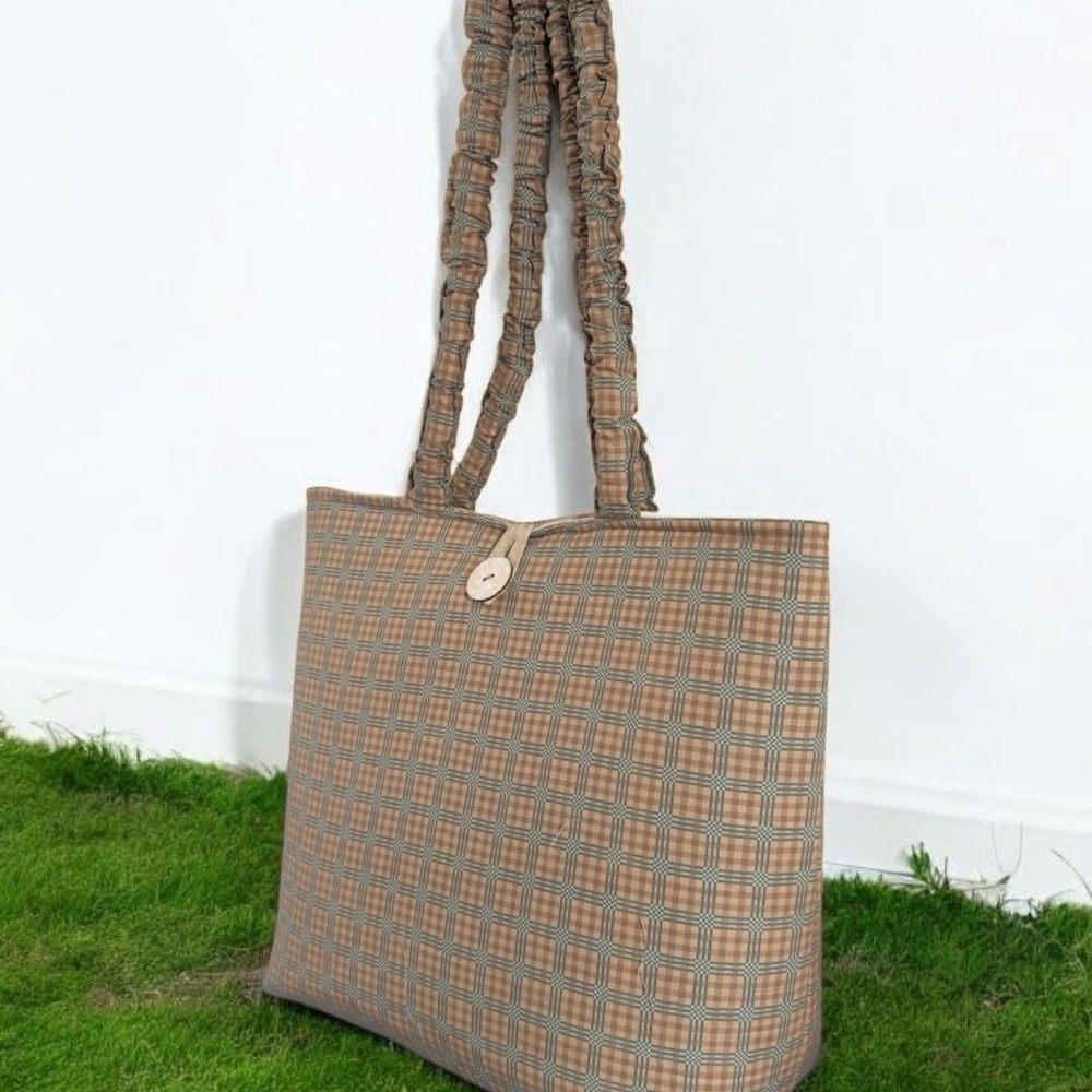Elegant Checkered Tote Bag - Picture 3 of 4